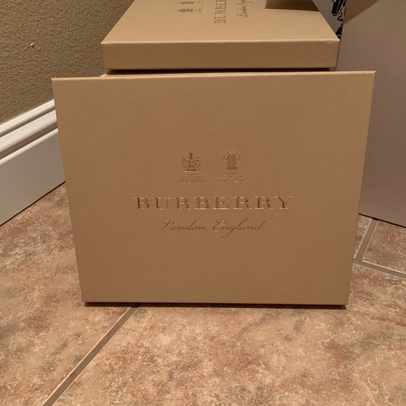 Burberry Boxes - Assorted sizes FOR SALE - Picture 3 of 4